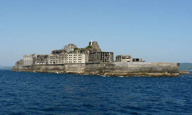 A view of Gunkanshima from the sea, in which its resemblance to a battleship is very clear