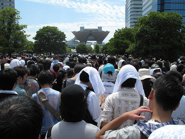 The queue for Comic Market leading to Tokyo Big Sight which is visible far ahead